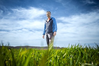 Sergio Muñoz, presidente de la Comunidad de Regantes de Almazán, en el canal. monteseguro foto