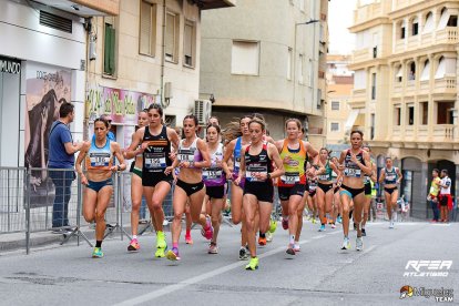 Ángela Viciosa, en el centro, durante la prueba de 10K