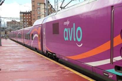 VALLADOLID. 08/04/2024. Imágenes de la salida del primer tren de Renfe AVLO en la estación de Campo Grande de Valladolid. PHOTOGENIC/E. GARCIA.