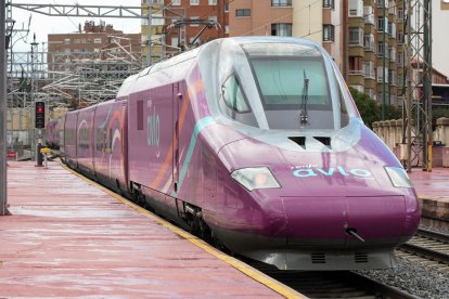 VALLADOLID. 08/04/2024. Imágenes de la salida del primer tren de Renfe AVLO en la estación de Campo Grande de Valladolid. PHOTOGENIC/E. GARCIA.