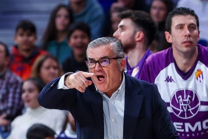 Paco García, enfadado se dirige a sus jugadores en un partido.