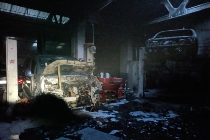 Incendio en un taller de automóviles del paseo de Juan Carlos I.