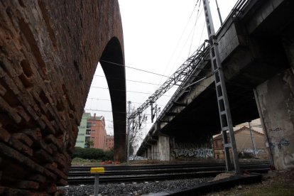 Un ángulo peculiar del Arco de Ladrillo, el modesto, particular e industrial 'Arco de Triunfo' de Valladolid en una foto de archivo. Horizontal