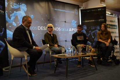 Iñigo Torres con los deportistas Marta Arce, Luis Huerta y Marta Fernández