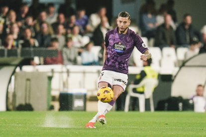 Javi Sánchez da un pase con estilo durante el partido de su retorno, en  Cartagena.