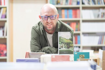 David Argüelles posa con el libro de relatos ‘La dificultad de no ser nadie’.