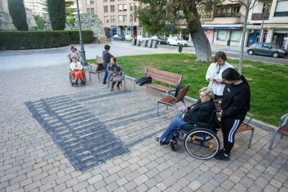 Pintura de sombras del acueducto de Segovia sobre el pavimento de la plaza de la Universidad