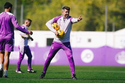 Pezzolano da órdenes durante un entrenamiento.