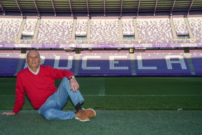 Fernando Redondo posa sobre el césped de Zorrilla, en el que hizo historia y recibirá el sábado el homenaje de la afición.