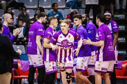 Jugadores del UEMC Real Valladolid en la presentación del partido jugado en Lleida.