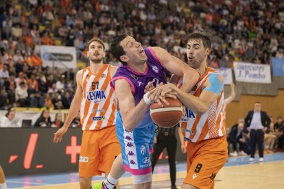 Sergio de la Fuente pugna por el control de un balón en Coruña.