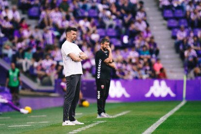 Pezzolano, ante Fernando Estévez, entrenador del Eldense.