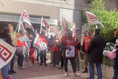 Concentración ante la Consejería de Familia por la situación del Zambrana