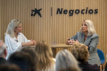 La directora territorial de CaixaBank en Castilla y León, Belén Martín, y la empresaria María Helena Antolín analizan el papel de la mujer directiva y los retos a los que se enfrenta