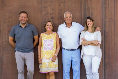 Rita y Félix Lorenzo Cachazo flanqueados por sus hijos Eduardo (director comercial de la bodega) y Ángela (enóloga).  / LA POSADA