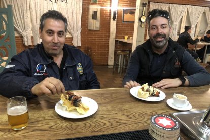 Dos usuarios degustan la tapa del restaurante 'Las Ascuas'