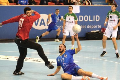 Imagen del partido entre el Recoletas y el Anaitasuna jugado en la primera vuelta en Huerta del Rey.