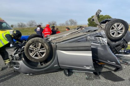 Accidente en San Pablo de la Moraleja en el que falleció una mujer al impactar su coche contra un árbol.