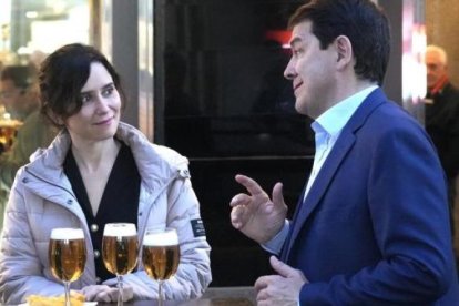 Isabel Díaz Ayuso y Alfonso Fernández Mañueco tomando una caña en Valladolid