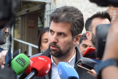 El secretario general del Partido Socialista de Castilla y León, Luis Tudanca, visita el Mercado de abastos de Zamora junto al primer teniente de alcalde, David Gago.