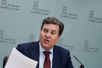 El consejero de Economía y Hacienda y portavoz, Carlos Fernández Carriedo, comparece en rueda de prensa posterior al Consejo de Gobierno.