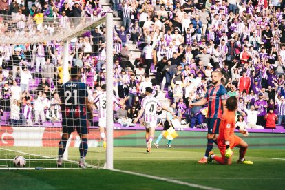 Meseguer, en segundo plano, celebra su gol ante la SD Huesca