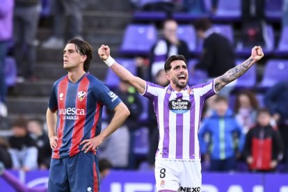 Monchu, brazos en alto, celebra el triunfo ante el Huesca.