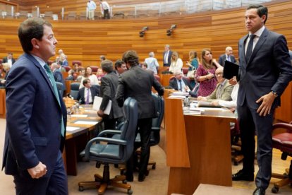 Alfonso Fernández Mañueco y Raúl de la Hoz, en el pleno de presupuestos de las Cortes.