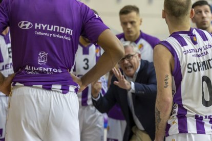 Paco García da instrucciones en el partido jugado en Melilla.