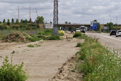 Obras paralizadas del carril bici del Camino Viejo de Simancas.