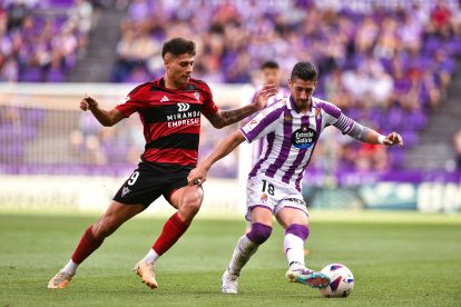 Escudero protege el balón ante Carlos Martín, pichichi del Mirandés con 15 goles.