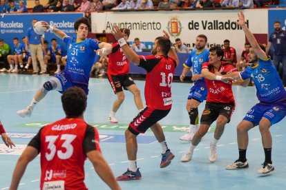 Edu Calle chuta durante el Recoletas Atlético Valladolid-Granollers.