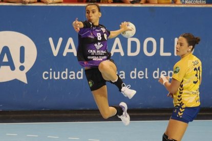 Inoa Lucio en plena acción de disparo.