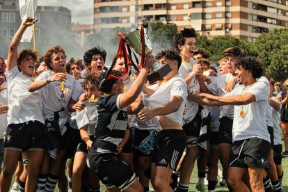 Los jugadores del Cavidel El Salvador celebran el título como campeones nacionales Sub-18..