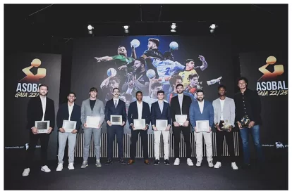 Foto de familia de los premiados en la última Gala de la Asobal celebrada en Madrid en 2023.