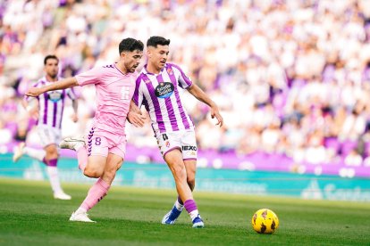 Meseguer disputa un balón en el partido frente al Eldense.