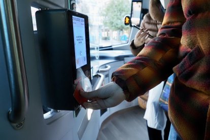 Un usuario paga el billete de autobús en Valladolid, en una imagen de archivo.