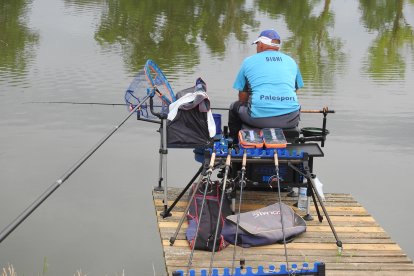 Un pescador en Escenario Deportivo de Pesca de Castronuño, sede del nacional de pesca de Agua Dulce- Clubes.