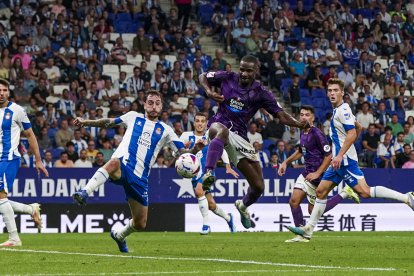 Sylla se adelanta a Calero para rematar, en el partido de la primera vuelta.