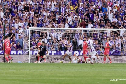 Los jugadores del Real Valladolid piden penalti a Cordero Vega.