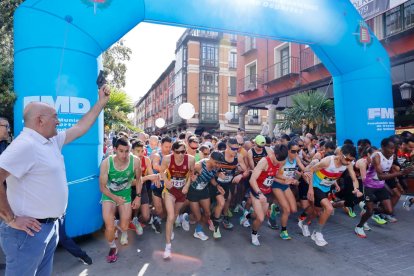 El alcalde de Valladolid, Jesús Julio Carnero, da salida a la I Carrera de las Familias