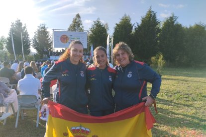 El equipo español femenino campeón de Europa de compak sporting con Andrea Valsero en el centro.