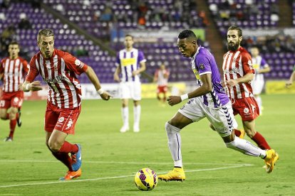 Mojica conduce el balón en el Real Valladolid-Girona 14-15 del anterior liderato.