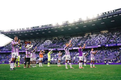 Jugadores del Real Valladolid aplauden al público tras el partido ante el Espanyol