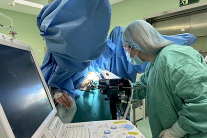 Estefanía Palacios Mena, especialista en Oncología Radioterápica durante una intervención en el Complejo Asistencial Universitario de León.