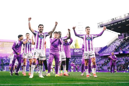 Jugadores blanquivioleta celebran con el Fondo Norte uno de sus triunfos.
