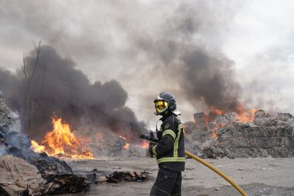 Incendio en una planta de reciclaje en Aldeamayor