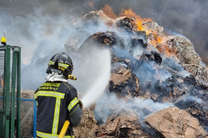 Incendio en una planta de reciclaje en Aldeamayor