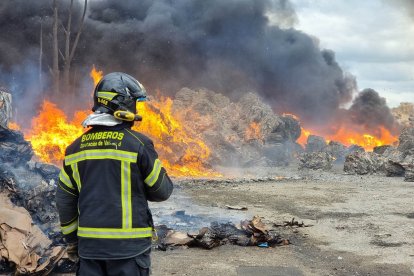 Incendio en una planta de reciclaje en Aldeamayor