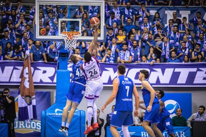 Imagen del primer duelo entre San Pablo y Real Valladolid